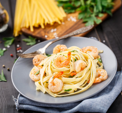 Tagliatelle with shrimps and parsley