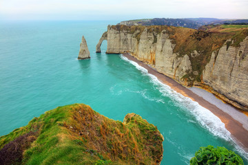 Naklejka premium Les falaises d'Etretat et ses arches naturelles en HDR