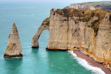 Naklejka premium Les falaises d'Etretat et ses arches naturelles en HDR