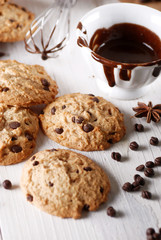 Fototapeta na wymiar biscotti al cioccolato con ingredienti intorno