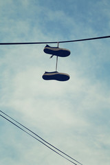 chaussures de sport attachées à un fil électrique