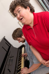 Geistig behinderte Frau singt zum Klavier