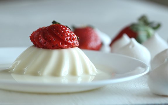 Vanilla Panna Cotta With Strawberries