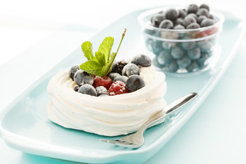 Meringue Pavlova with air cream and fresh berry