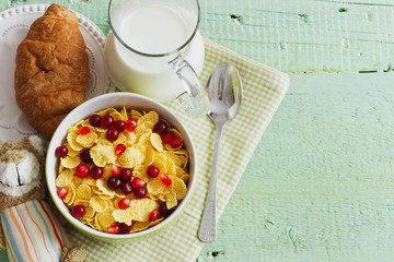  bowl of cornflakes and berries