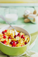 bowl of cornflakes and berries