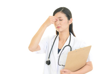 疲れた表情の女医