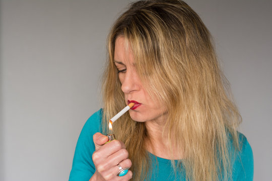 Femme fumeur avec porte-cigarette image libre de droit par belchonock ©  #148527791