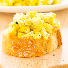 scrambled eggs and bread - Rühr auf Baguette