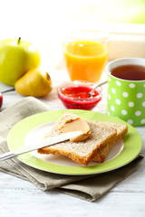 Toasts with peanut butter