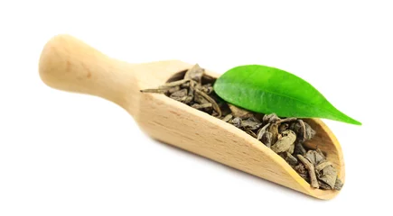 Rolgordijnen Houten lepel met groene thee met blad geïsoleerd op wit © Africa Studio