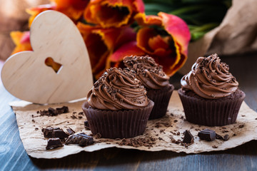 Mothers day  chocolate cupcakes  with spring tulips and wooden h