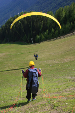 Austria,valle dello Stubai, parapendio.