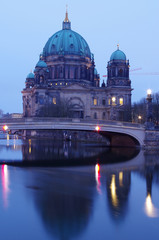 berliner dom in berlin zur blauen stunde © annabell2012
