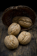 Brötchen mit Korb auf Holz Untergrund