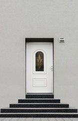 Renovierter Eingang mit positiver Pyramidentreppe aus Terazzo