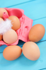 Braune Hühnereier im bunten Karton