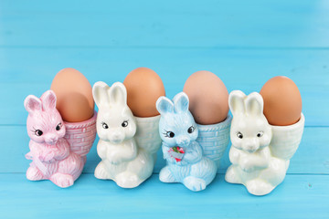 Eierbecherparade mit Hasenmotiv