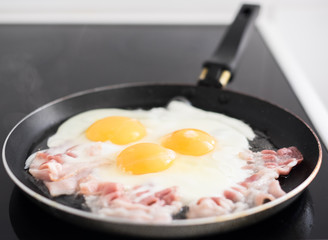 Fried eggs whit bacon