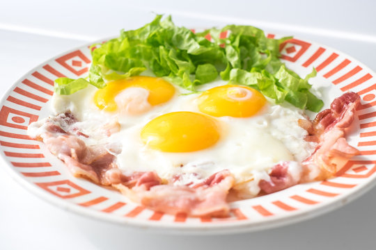 Fried eggs whit bacon