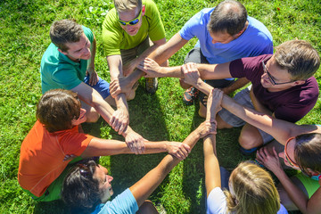 im Team Hand in Hand agieren