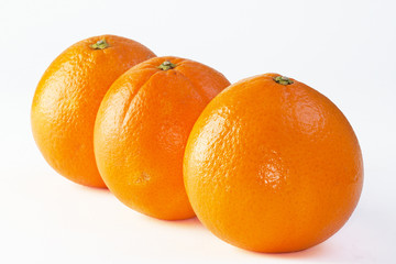 Oranges en ligne  sur fond blanc