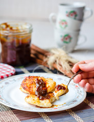 cheesecakes with caramel, eating