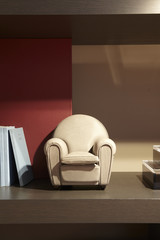 poltrona piccola in pelle chiara