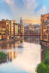 Naklejka premium Sunset in Old Girona town, view on river Onyar