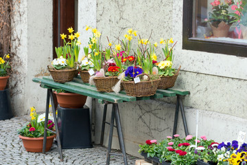 Fototapeta na wymiar Blumen vor einem Blumenladen