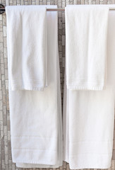 serviettes blanches de salle de bains