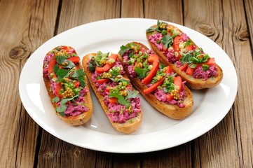Vegetarian sandwiches with beetroot, bell pepper, parsley and sc