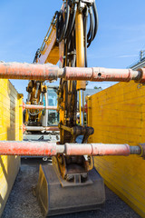 Bagger abgestellt auf einer Baustelle