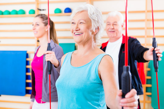 Gruppe beim Fitness mit Gymnastik Stab
