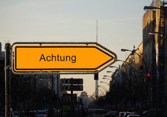 Strassenschild 37 - Achtung