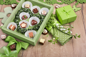 Spring arrangement with chocolate pralines