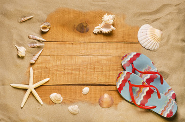 Fototapeta na wymiar sfondo in legno con sabbia e conchiglie