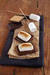 gegrillte marshmallows auf schokokeksen