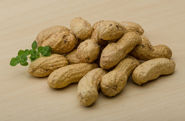Raw peanuts