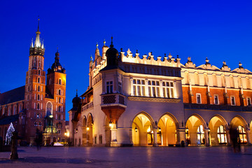 Fototapeta na wymiar St. Mary's church in Krakow at night