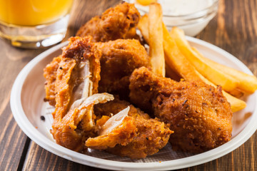 Crisp crunchy chicken wings with chips