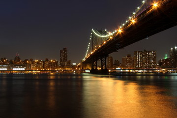 Fototapeta na wymiar Manhattan bridge by night
