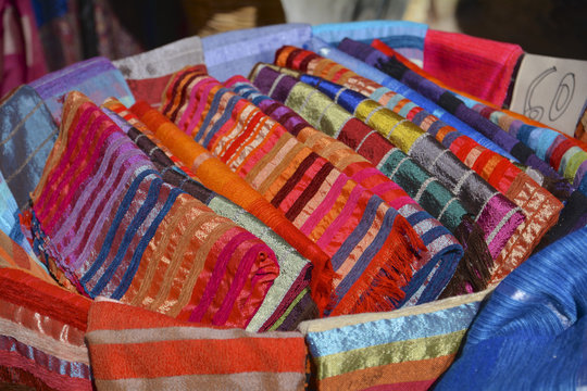 écharpes colorées souk