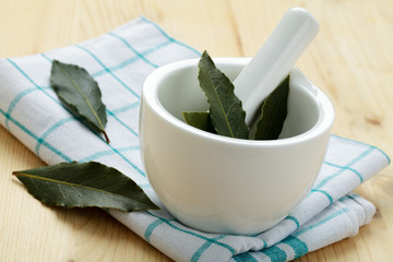 Lorbeerblätter im Mörser