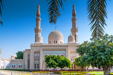 Fototapeta premium Widok na meczet Jumeirah w Dubaju