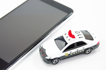 パトカーとスマートフォン © sunftaka77