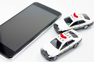 パトカーとスマートフォン