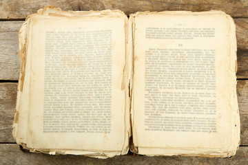 Obraz premium Old book on wooden table