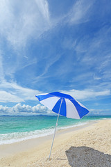 南国沖縄の美しい珊瑚の海と夏空
