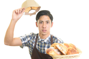パンを運ぶ男性